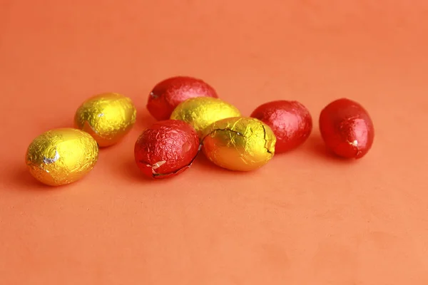 Крупный План Красочных Шоколадных Пасхальных Яиц Завернутых Желтую Красную Бумагу — стоковое фото