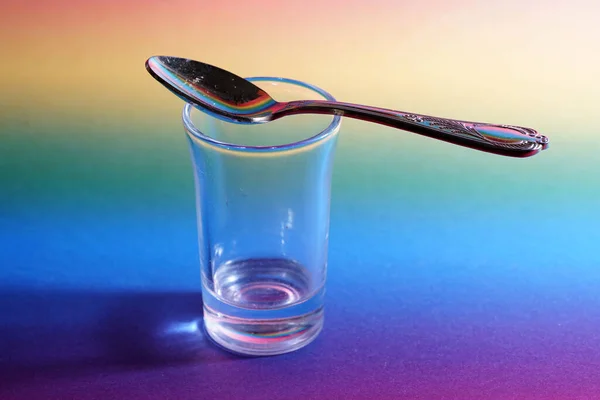 Vaso Pequeño Con Una Cuchara Sobre Fondo Colorido —  Fotos de Stock