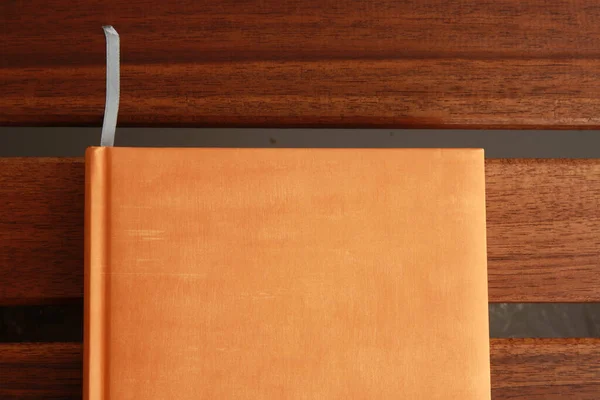 一本背景五颜六色的橙色书的近照 — 图库照片