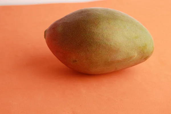 Egy Közeli Kép Egy Finom Mangóról Narancssárga Alapon — Stock Fotó