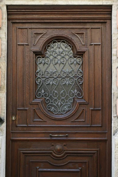 Plano Vertical Una Puerta Madera Con Una Ventana Decorativa — Foto de Stock