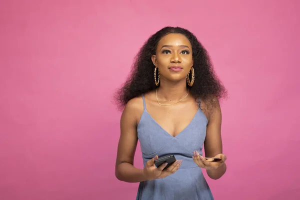 Una Hermosa Joven Africana Usando Teléfono Móvil — Foto de Stock