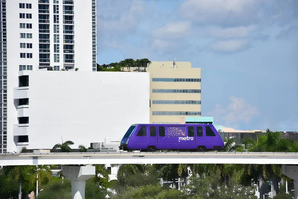 Miami Stati Uniti Settembre 2019 Miami Metromover Passando Sopra Città — Foto Stock