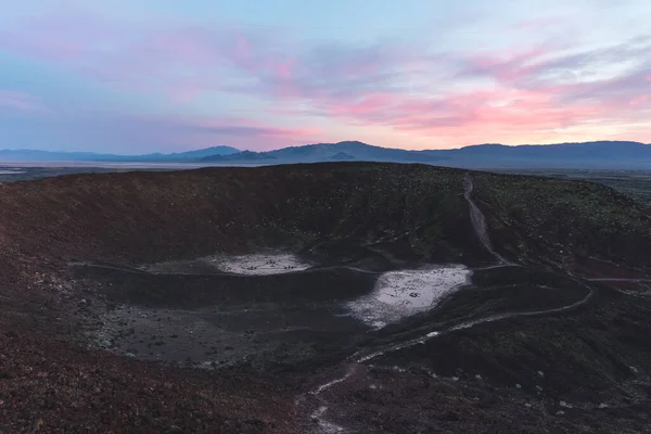 Kaliforniya Daki Bir Külah Amboy Kraterinin Üzerinde Renkli Bir Alacakaranlık — Stok fotoğraf