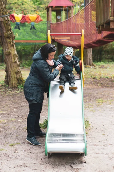 Pozna Polen Mai 2019 Frau Steht Mit Einem Kleinen Jungen — Stockfoto