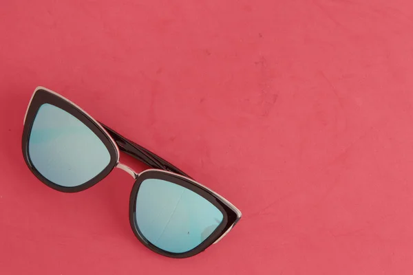 Eine Modische Sonnenbrille Mit Blauen Kristallen Auf Rotem Hintergrund Von — Stockfoto