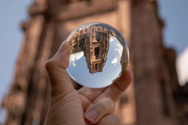 Uma Bola Cristal Refletindo Edifícios — Fotografia de Stock