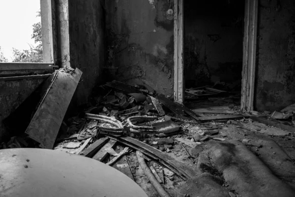 Una Toma Escala Grises Piezas Rotas Una Casa Abandonada —  Fotos de Stock