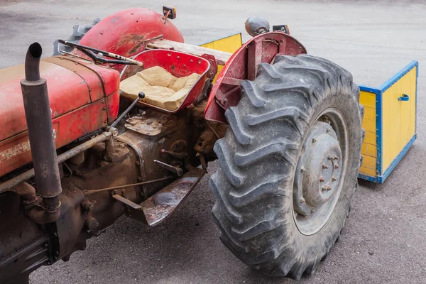 Stary Czerwony Traktor Zaparkowany Ogrodzie — Zdjęcie stockowe