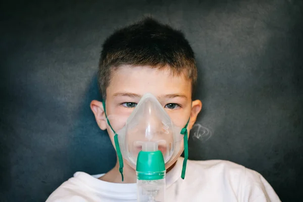 신생아용 마스크를 병원에서 수있는 어린이 — 스톡 사진