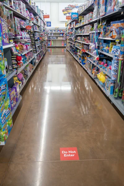 Morgnatown 2020年6月17日 Covid 19パンデミックと私たちの新しいノーマルとの社会的距離を支援するための片道ショッピングの方向性を示すWalmart店での赤の方向標識 — ストック写真