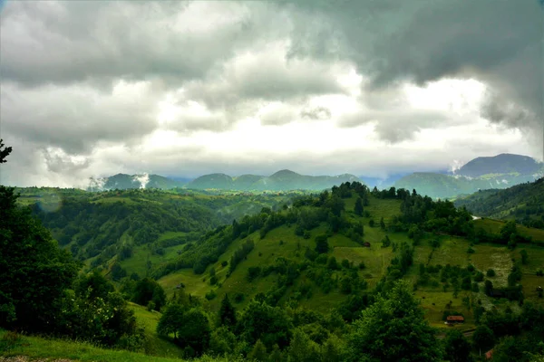 Belo Tiro Montanhas Arborizadas Sob Céu Nublado — Fotografia de Stock