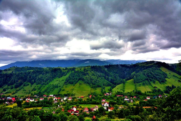 Beautiful Shot Village Forested Mountains Cloudy Sky — Stock Photo, Image