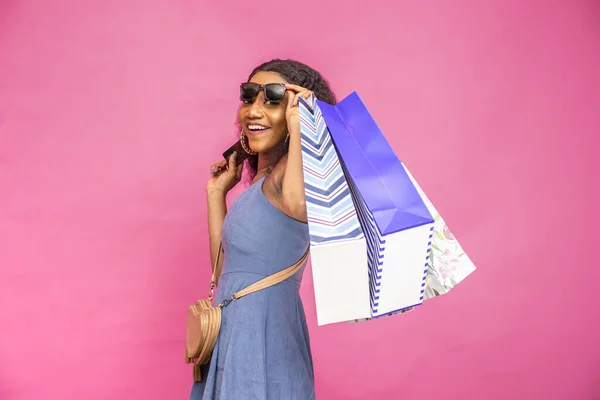 Uma Jovem Africana Feliz Posando Com Sacos Compras Isolados Fundo — Fotografia de Stock