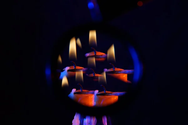 黒を背景にろうそくを燃やす芸術的なショット — ストック写真