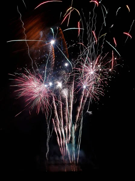 Egy Gyönyörű Kép Tűzijátékról Megvilágított Sötét Égboltról — Stock Fotó