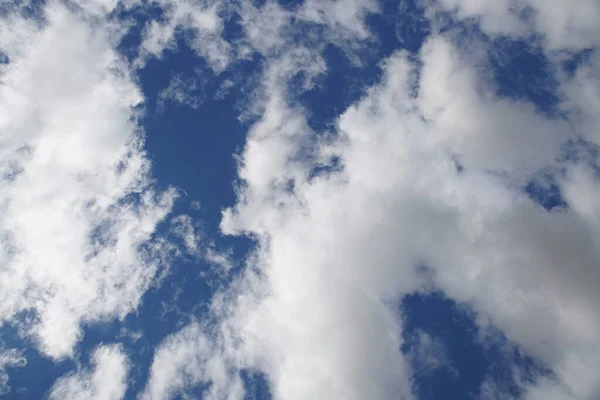 Langit Biru Dengan Awan Yang Terakumulasi Siang Hari — Stok Foto