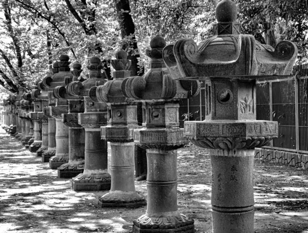 Uma Foto Tons Cinza Antigas Lanternas Pedra Japonesas — Fotografia de Stock