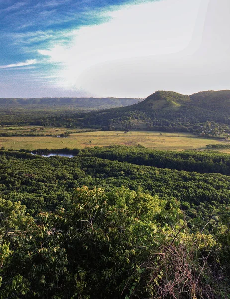 Een Prachtig Landschap Van Een Groen Bergachtig Landschap Onder Een — Stockfoto