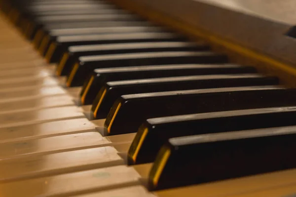 クローズアップピアノキー暖かいオレンジ温度 — ストック写真