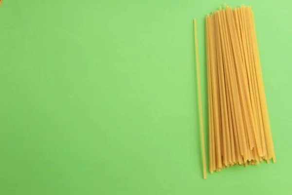 Widok Surowego Spaghetti Zielone Tło — Zdjęcie stockowe