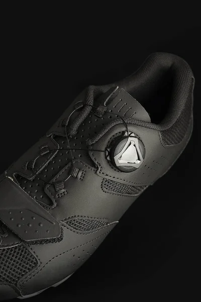 Vertical Shot Black Mtb Shoe Black Background — Stock Photo, Image