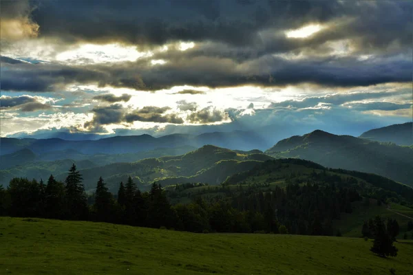 Vacker Bild Skogsklädda Berg Molnig Himmel — Stockfoto