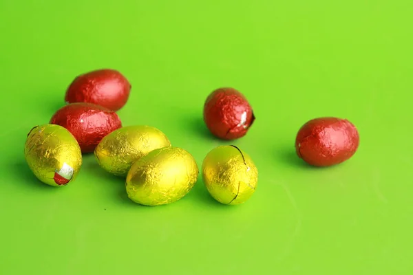 Крупним Планом Шоколадні Великодні Яйця Загорнуті Жовті Червоні Папери — стокове фото