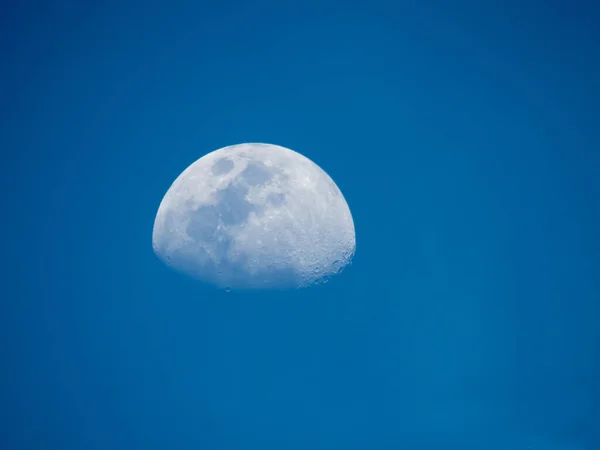 Wassende Gibbous Fase Van Maan Een Blauwe Lucht Bij Dag — Stockfoto