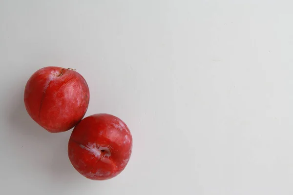 Pandangan Atas Plum Lezat Latar Belakang Putih — Stok Foto