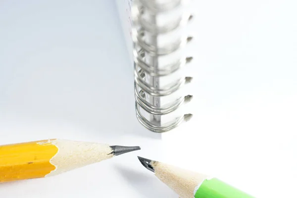 Egy Közelkép Élesített Ceruzákról Egy Jegyzetfüzet Spirálról — Stock Fotó