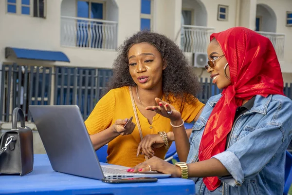 Två Afrikanska Kvinnor Shoppar Online Medan Sitter Ett Café — Stockfoto