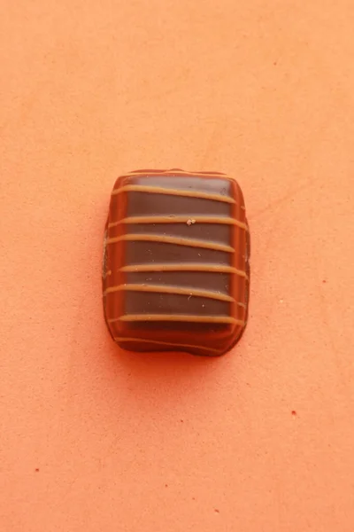 Uma Vista Superior Delicioso Chocolate Belga Fundo Laranja — Fotografia de Stock