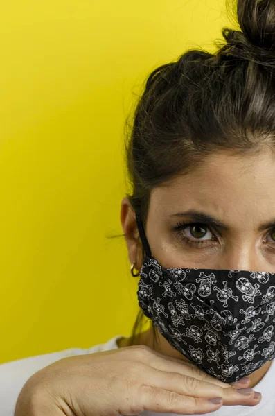 Vertikální Snímek Hispánské Ženy Obličejovou Maskou Vážným Výrazem Žlutém Pozadí — Stock fotografie