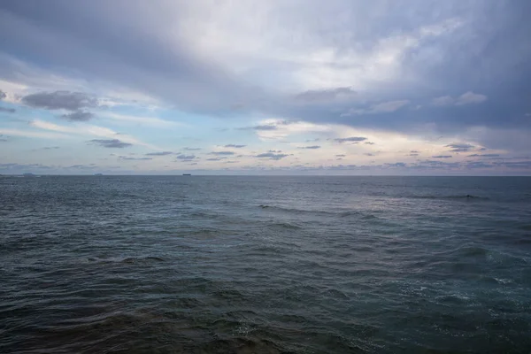 Uma Superfície Calma Água Mar Lisa Sob Céu Lindamente Nublado — Fotografia de Stock