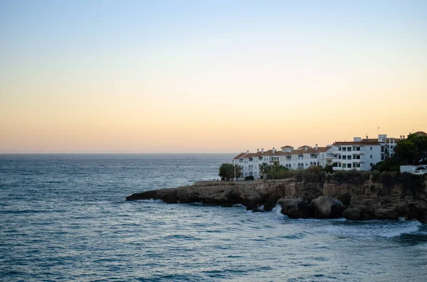 Tiro Largo Uma Cidade Pequena Borda Mar Por Sol — Fotografia de Stock