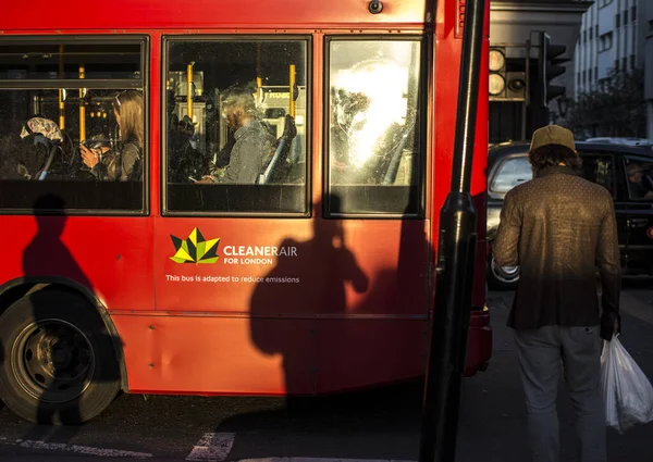 Londres Reino Unido Junio 2018 Gente Viaja Autobús Londres —  Fotos de Stock