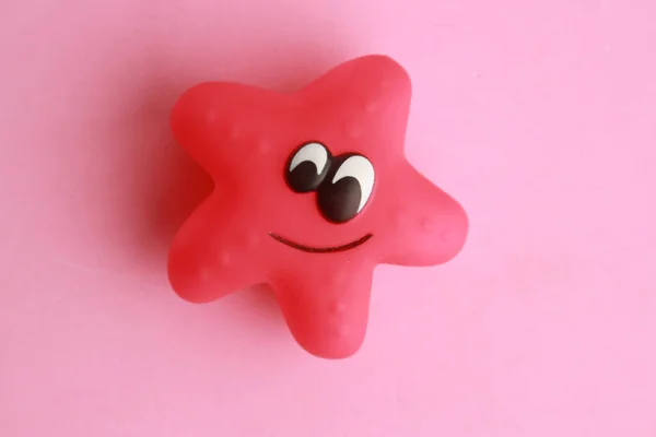 Zbliżenie Ujęcie Rozgwiazdy Zabawki Dla Wanny Różowym Tle — Zdjęcie stockowe