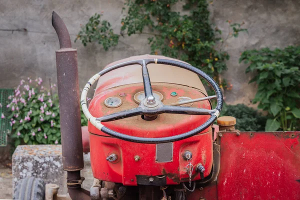 Старый Винтажный Красный Трактор Припаркованный Сада — стоковое фото