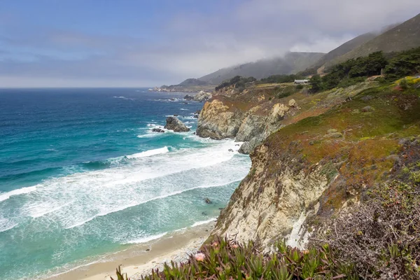 Malebný Výhled Krásné Moře Skalnatým Pobřežím Pokryté Vegetací Big Sur — Stock fotografie