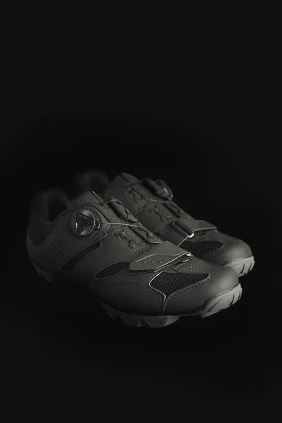 Plan Vertical Chaussures Vtt Noires Sur Fond Noir — Photo