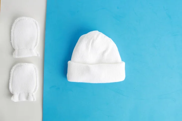 Una Toma Aérea Sombrero Lana Blanca Mitones Para Bebé —  Fotos de Stock