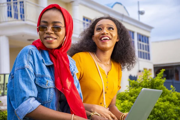 Una Toma Ángulo Bajo Dos Chicas Africanas Sentadas Juntas Navegando — Foto de Stock