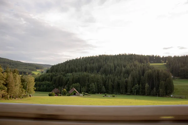 Eine Schöne Aufnahme Von Häusern Einer Feldlandschaft — Stockfoto