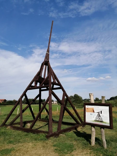 Wenecja Poland Aug 2020 High Wooden Medieval Exposition Catapult Museum — стоковое фото