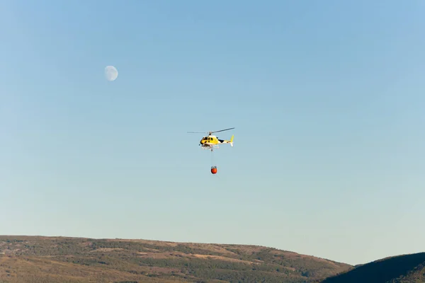 Navaconcejo España Octubre 2017 Helicópteros Asfixiando Incendio Sierra Navaconcejo Durante — Foto de Stock