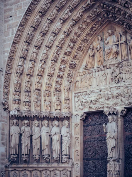 Beau Cliché Des Statuts Design Dans Arche Cathédrale Notre Dame — Photo