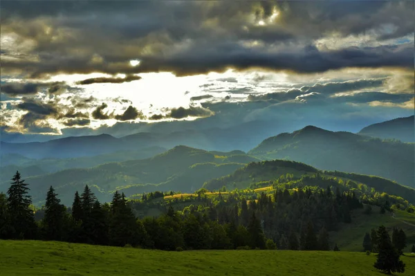 Beau Plan Montagnes Boisées Sous Ciel Nuageux — Photo