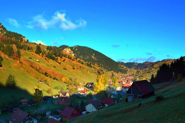 Una Hermosa Foto Del Pueblo Moeciu Sus Rumania —  Fotos de Stock