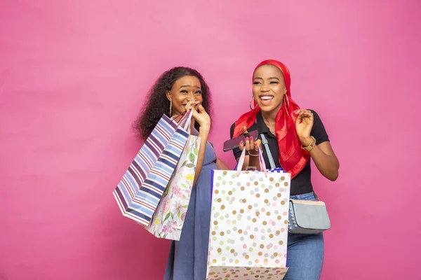 Dos Jóvenes Damas Africanas Felices Posando Con Bolsas Compras — Foto de Stock